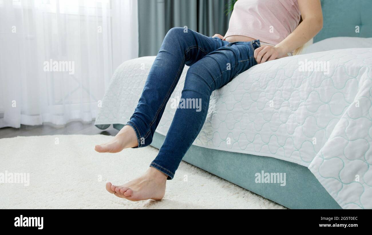 Giovane donna con fianchi larghi e cosce obese seduta sul letto e  indossando jeans. Concetto di peso eccessivo, femmina obese, dieta e  sovrappeso Foto stock - Alamy