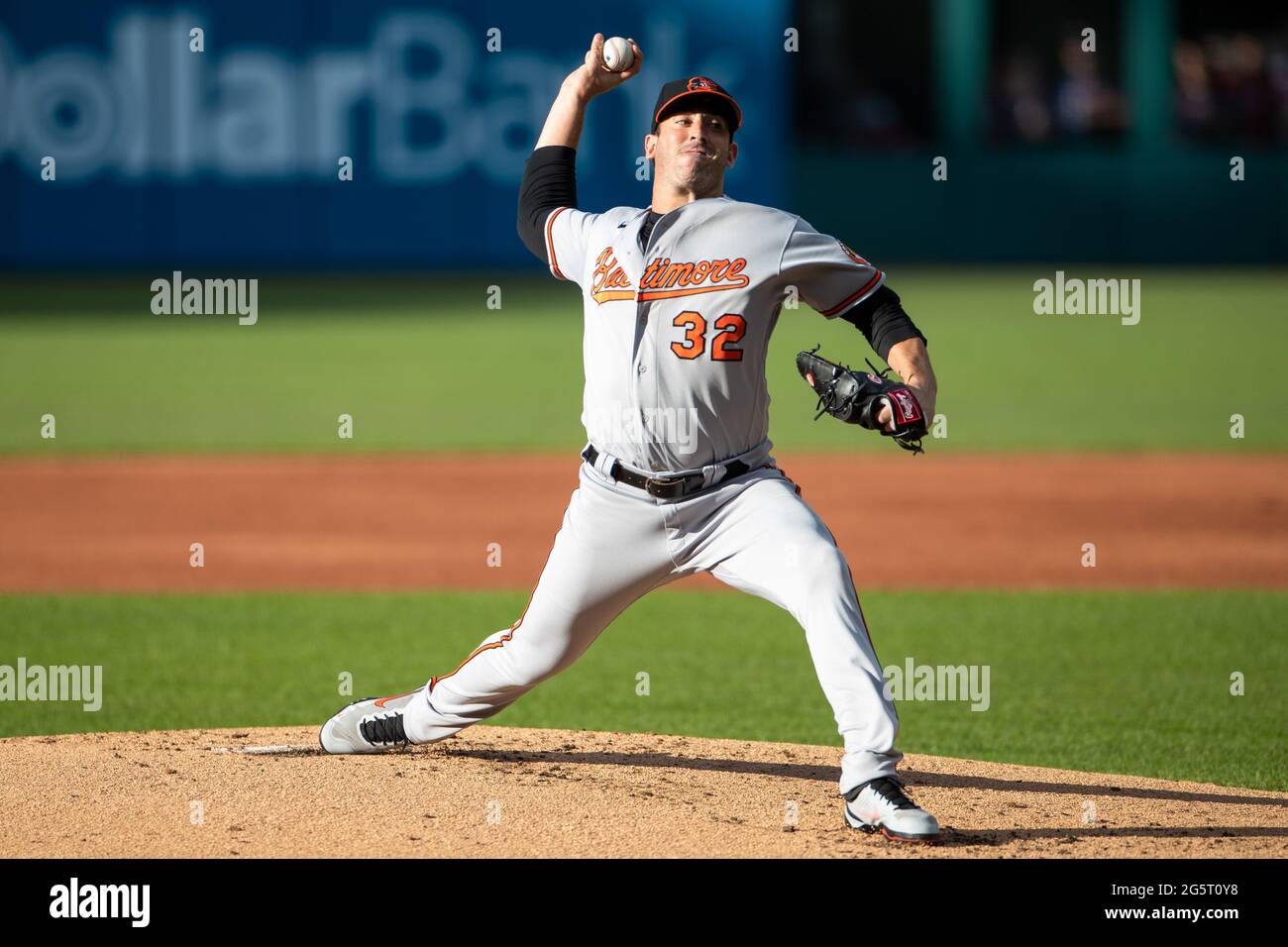 Baltimore Orioles pitcher Matt Harvey (32) piazzola la palla durante una partita di stagione regolare MLB contro gli Indiani Cleveland, Martedì, 15 giugno 2021, i Foto Stock