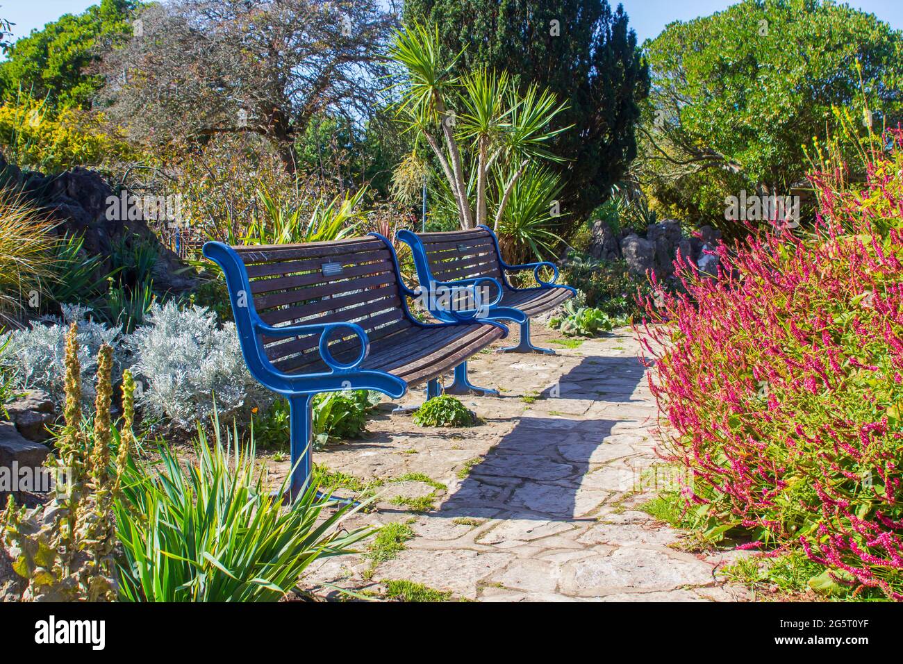 18 settembre 2019 posti a sedere da giardino situati nel Portsmouth Rock Garden, Southsea Inghilterra in un caldo giorno di inizio autunno in pavimentazione Septemberpazy Foto Stock