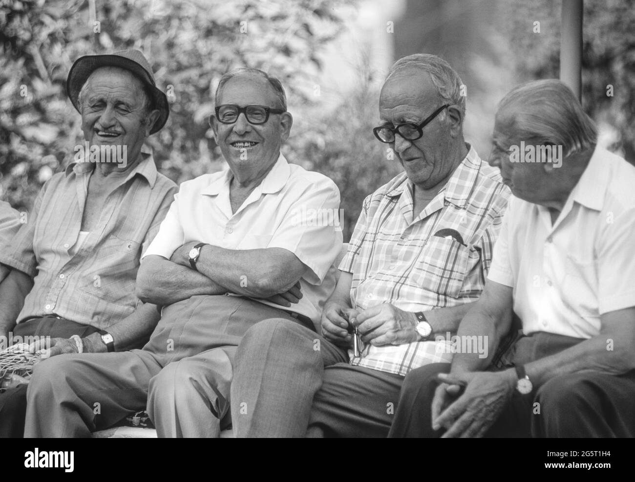 VELIKO TARNOVO, BULGARIA - uomini anziani sulla panchina del parco. Foto Stock