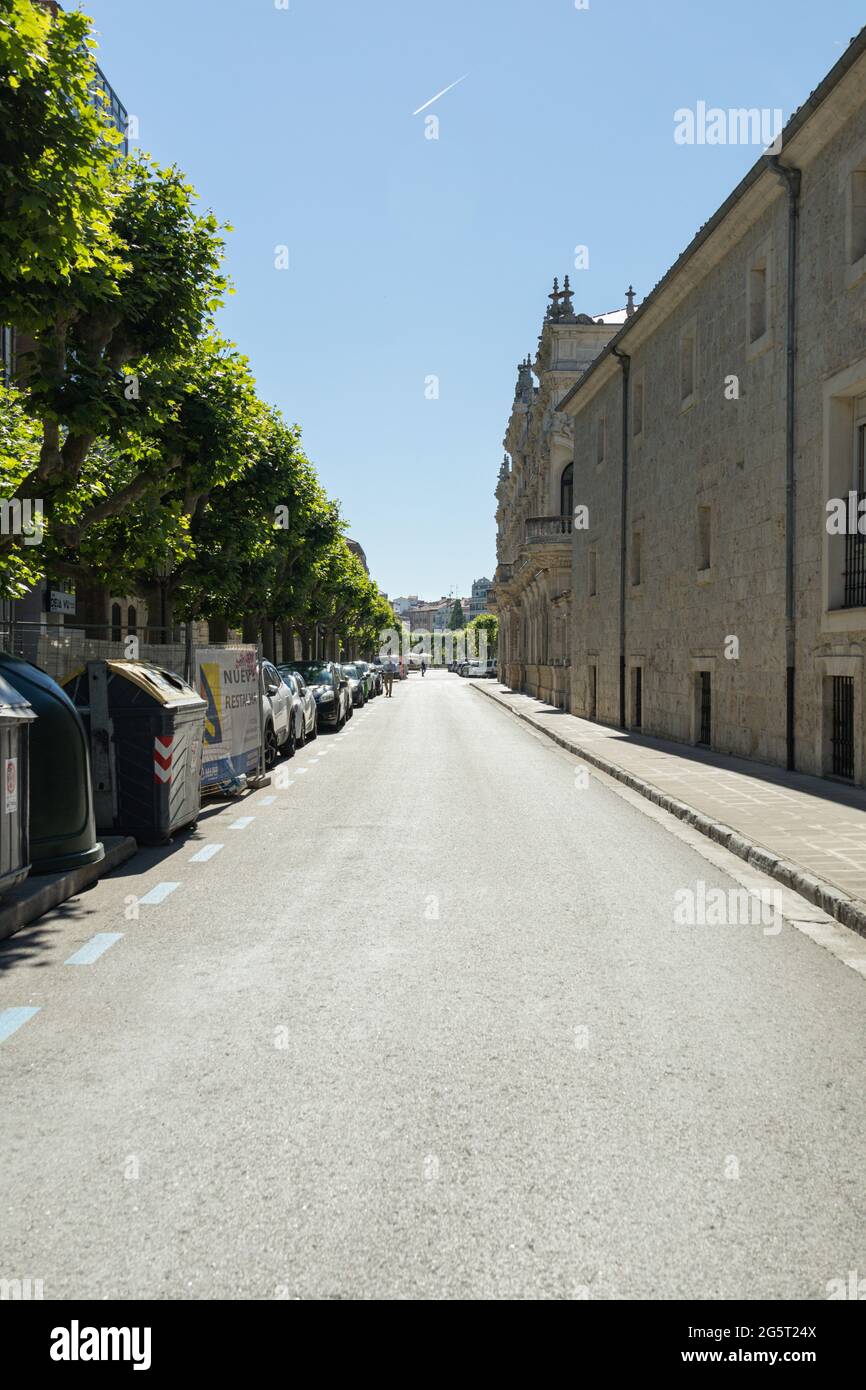 BURGOS, SPAGNA - 29 giugno 2021: Ex palazzo arcivescovile e casa della chiesa visto in prespective dalla strada della città di Burgos in un giorno d'estate. Foto Stock