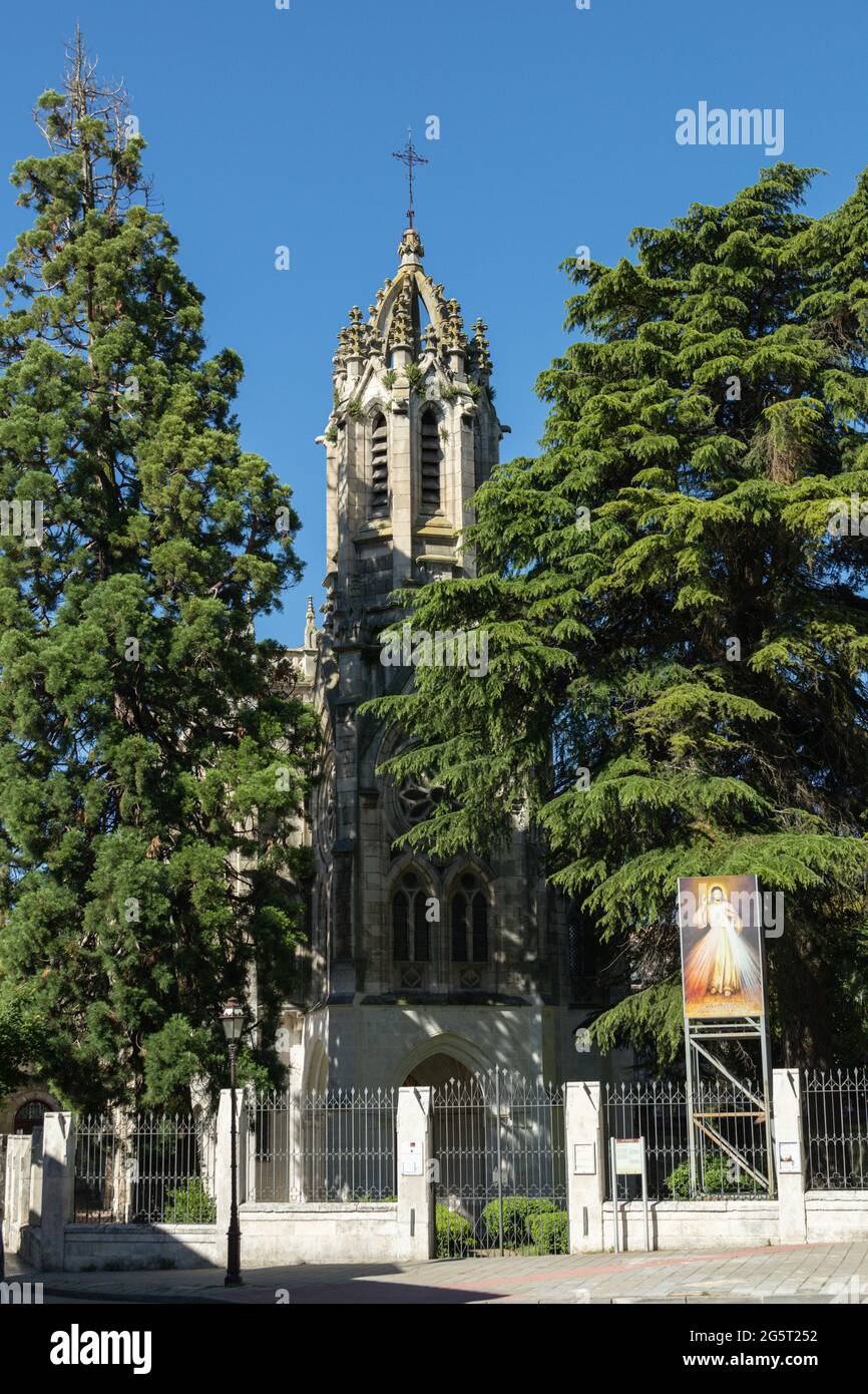 BURGOS, SPAGNA - 29 giugno 2021: Monastero della Visitazione di Santa Maria delle Suore Salesiane con il Cristo della Divina Misericordia a Burgos in un soleggiato Foto Stock