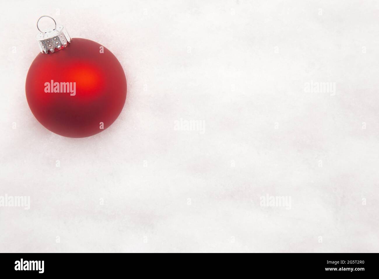 Natale sfondo con un elegante Bauble vetro nella neve Foto Stock
