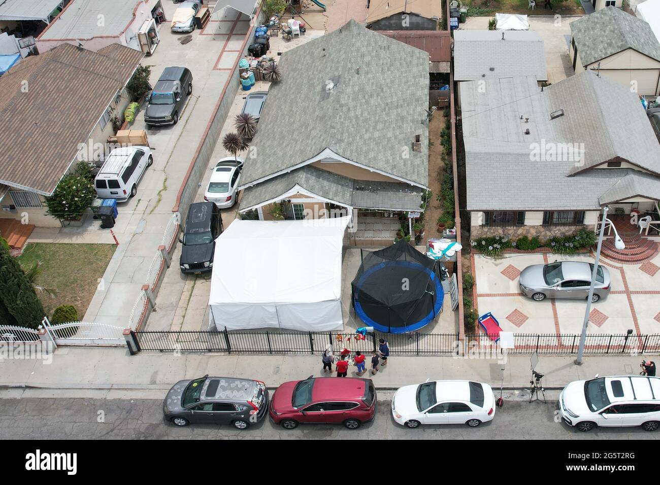 Una vista aerea di una residenza dove tre bambini sono stati trovati morti in una camera da letto in una residenza sul blocco 600 di S. Ferris Ave. A Los Angeles Est Foto Stock