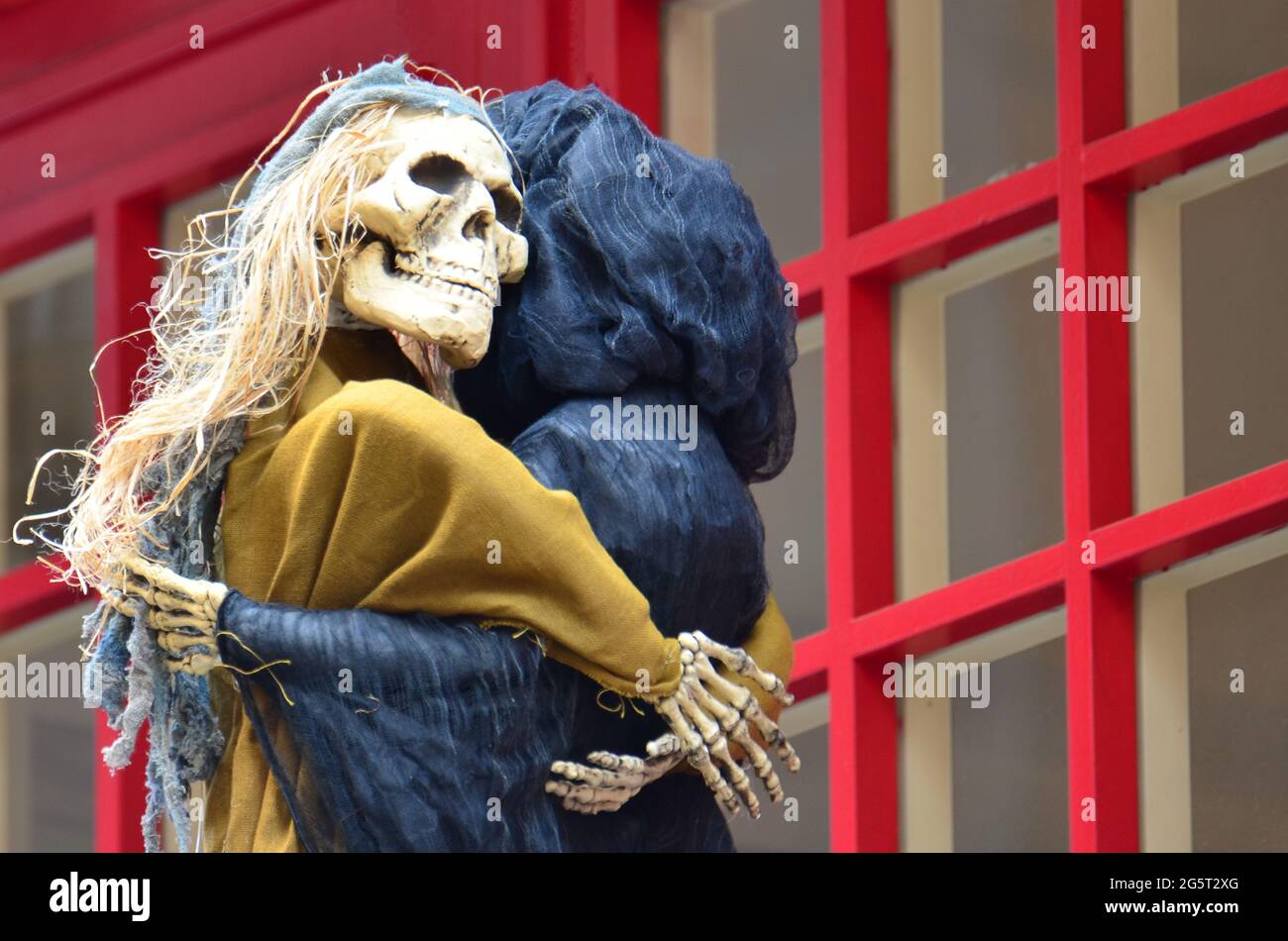 Due scheletri di Halloween che abbracciano Foto Stock