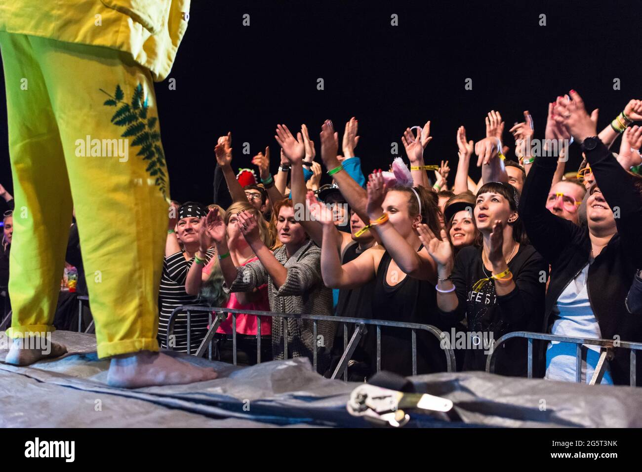 Kazimierz Dolny, Polonia - 8 luglio 2016: Concerto di Łąki Łan durante il festival estivo di musica e stile di vita Kazimiernikejszyn Foto Stock