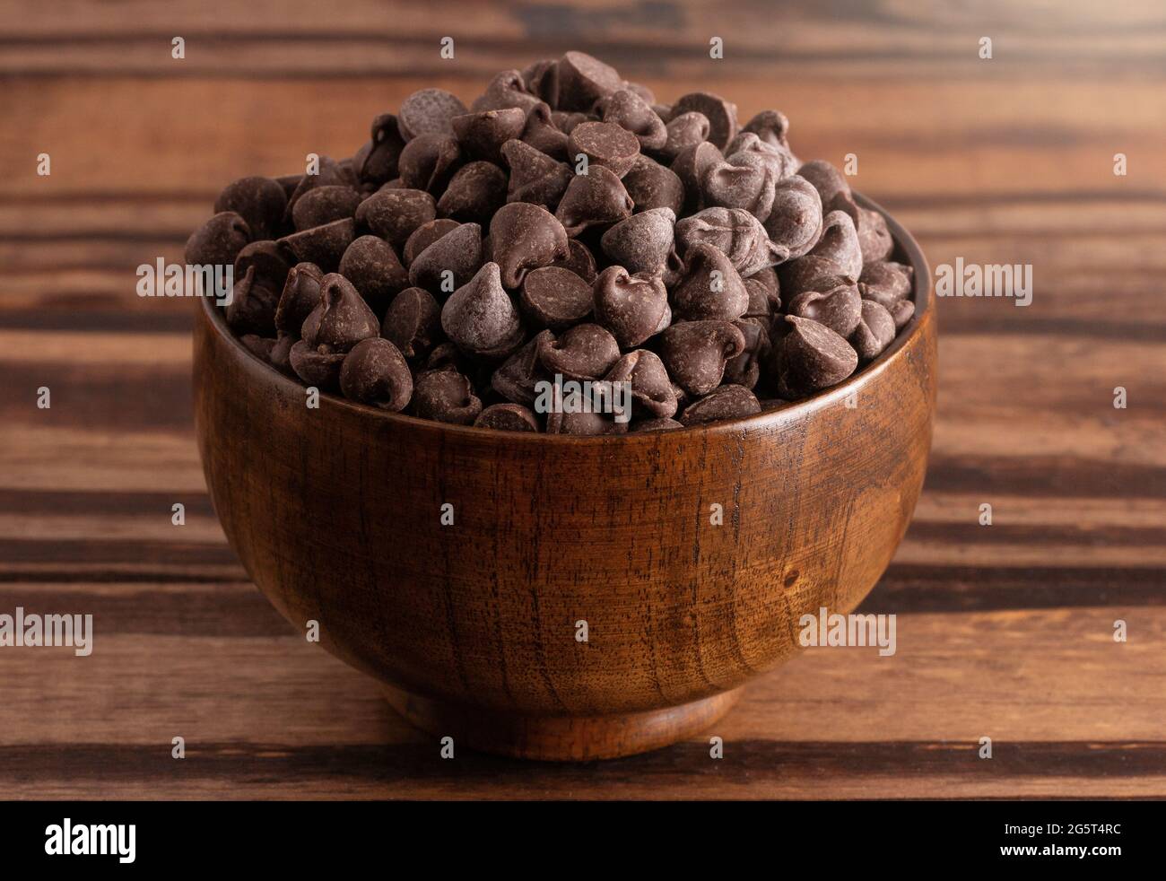 Una ciotola di cippi di cioccolato semi-dolce Foto Stock