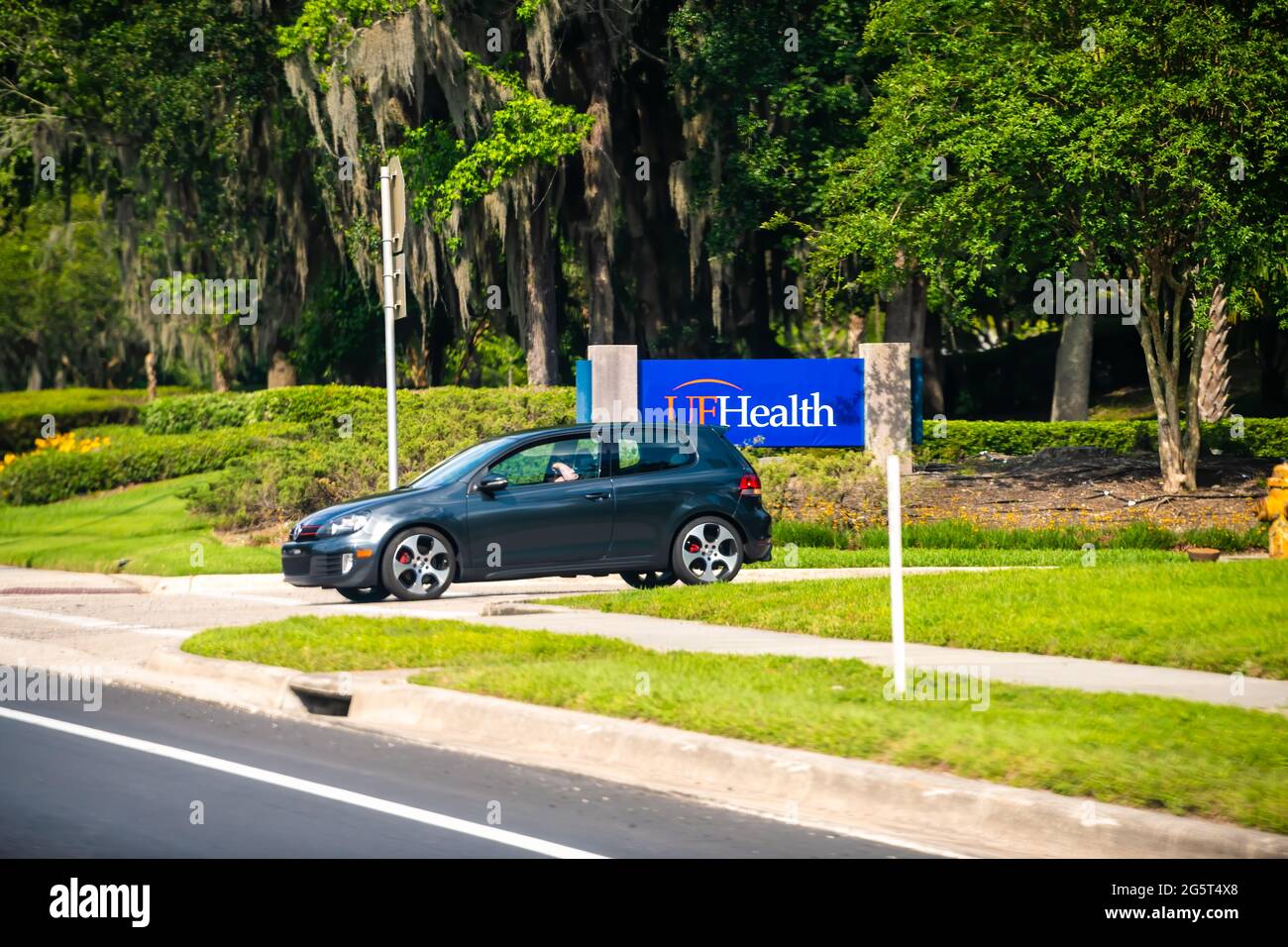 Gainesville, USA - 26 aprile 2018: Cartello per l'ingresso all'UF University of Florida nel dipartimento di salute dello stato centrale con l'auto per studenti Foto Stock