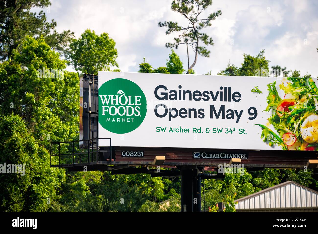 Gainesville, USA - 26 aprile 2018: Nuovo mercato dei prodotti alimentari Amazon segno sulla costruzione esterna in città in Florida con banner verde per il testo del cartellone per inf Foto Stock