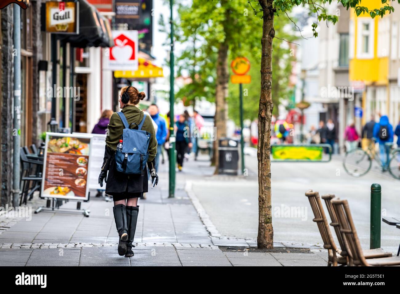 Reykjavik, Islanda - 19 giugno 2018: Strada dello shopping di Laugavegur e turisti sul marciapiede nel centro città e le indicazioni per i negozi in estate Foto Stock