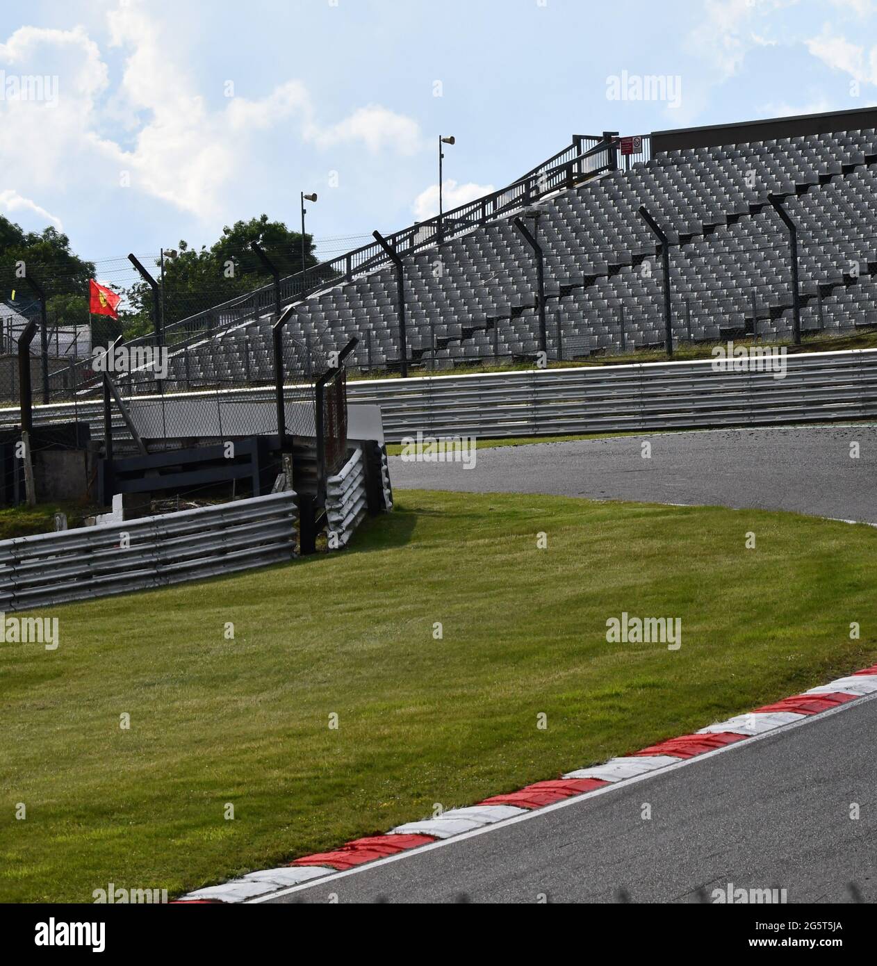 Una tribuna vuota su un circuito automobilistico nel regno unito situato ad un angolo della pista Foto Stock