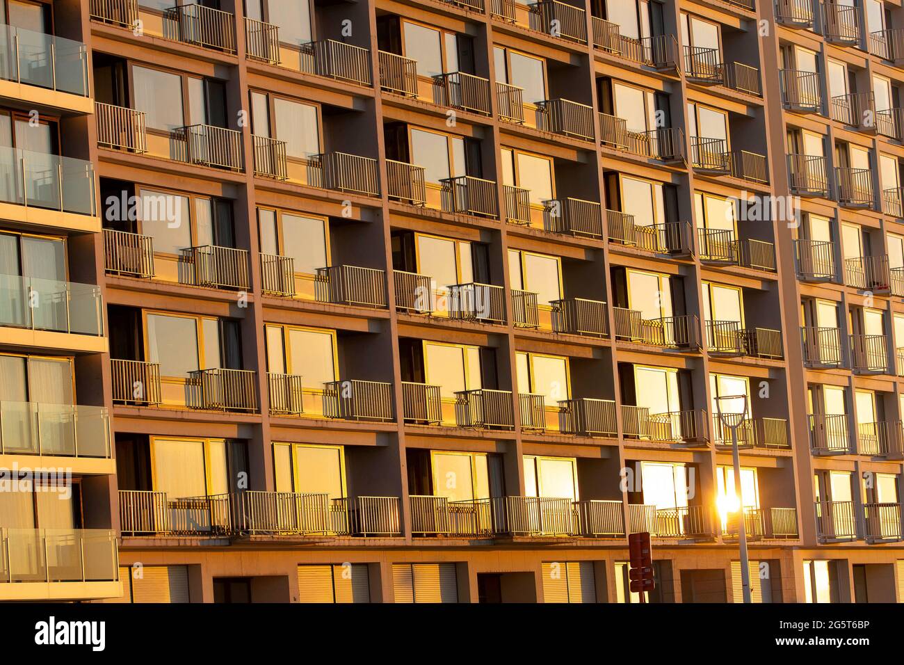 appartamenti lungo la costa belga, Belgio, Fiandre Occidentali, Nieuwpoort Foto Stock