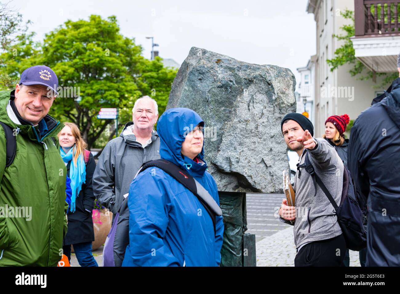 Reykjavik, Islanda - 19 giugno 2018: Gruppo candida di turisti in strada con giacche blu in estate fredda sul marciapiede nel centro di ra Foto Stock