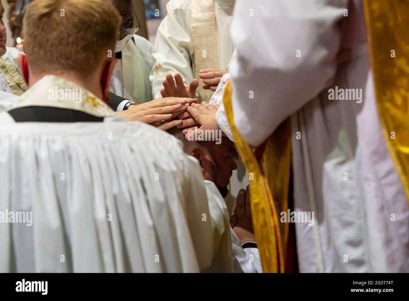 Brentwood Essex, Regno Unito. 29 Giugno 2021. Il reverendo Matthew Austin, un veterano del reggimento del paracadute è stato ordinato sacerdote della chiesa dell'Inghilterra dal vescovo normanno di Richborough a St Thomas of Canterbury Church Brentwood, Essex l'imposizione delle mani accreditamento: Ian Davidson/Alamy Live News Foto Stock