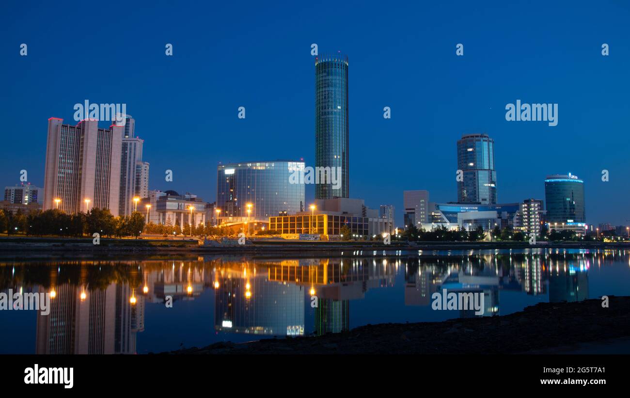 Notte estiva sul fiume Iset nel centro della città. Ekaterinburg, Russia. Foto Stock