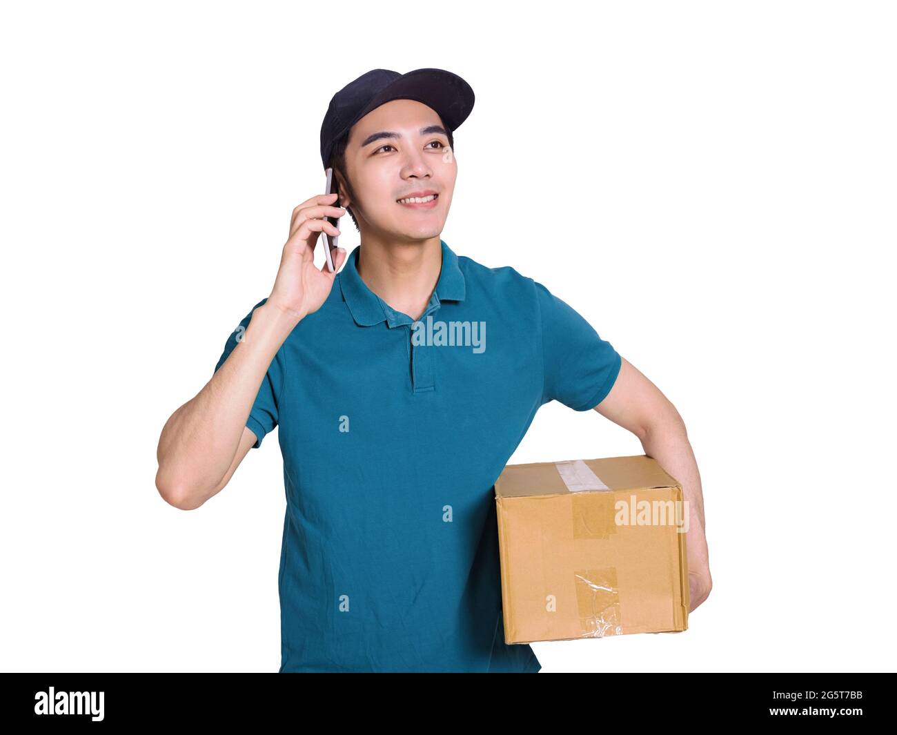 il corriere giovane sta tenendo un imballaggio di cartone e sta chiamando al cliente Foto Stock