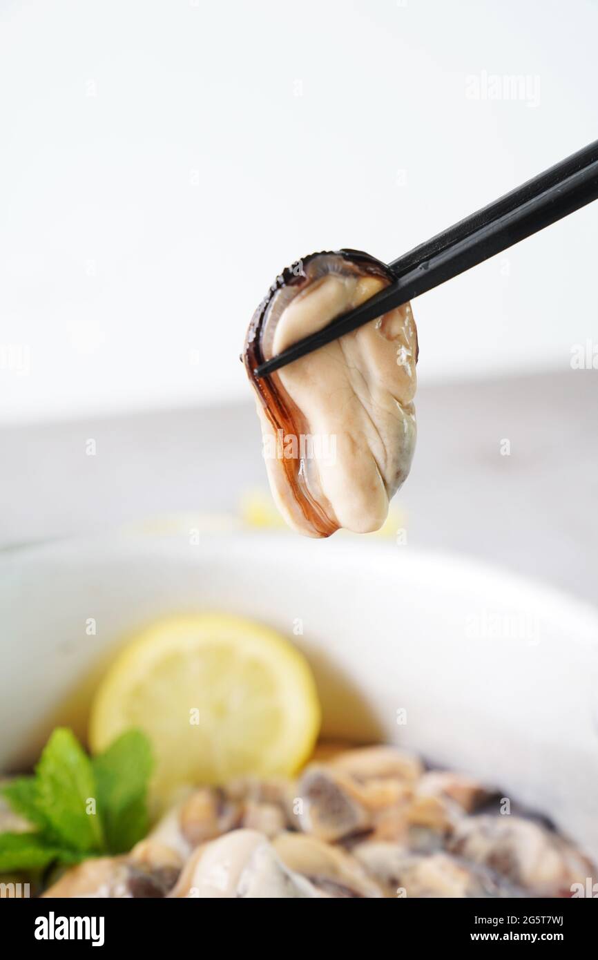 Macro shot di vongano fresco con bastoncini di pollo in un ristorante Foto Stock