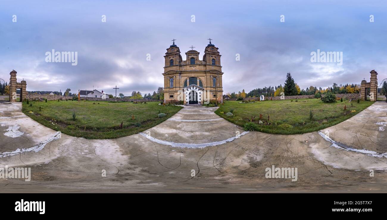 Panorama hdri sferico senza cuciture con angolo di 360 gradi vicino al neo gotico decorativo medievale architettura chiesa in forma sferica equirettangolare pro Foto Stock