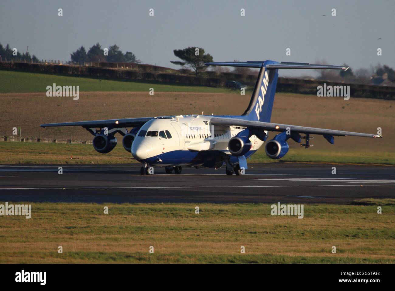 G-LUXE, un BAe 146 gestito dal Facility for Airborne Atmospheric Measurements (FAAM), presso l'aeroporto internazionale di Prestwick in Ayrshire, Scozia. Foto Stock