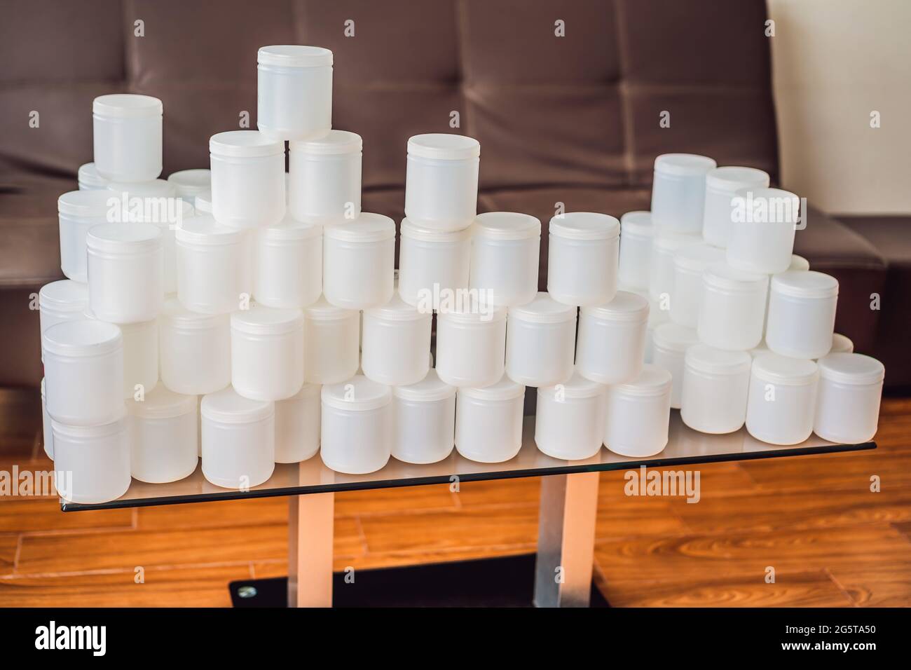 Una grande quantità di vasetti di plastica per alimenti. Consumo eccessivo di plastica. Ridurre, riutilizzare, riciclare Foto Stock