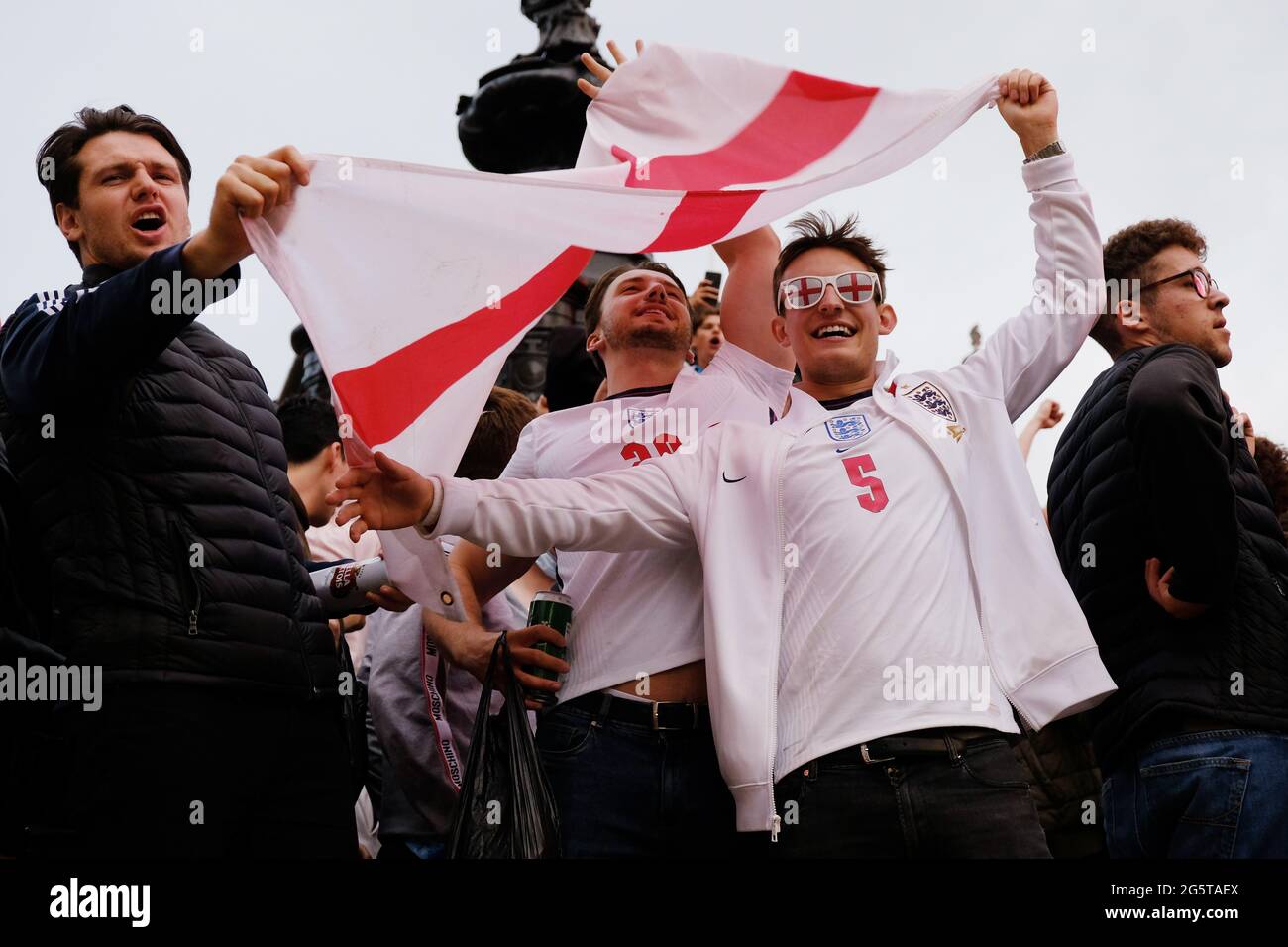 I tifosi inglesi festeggiano in serata al Piccadilly Circus dopo la storica vittoria del team nel 2-0 contro la Germania nel torneo Euro 2020. Foto Stock