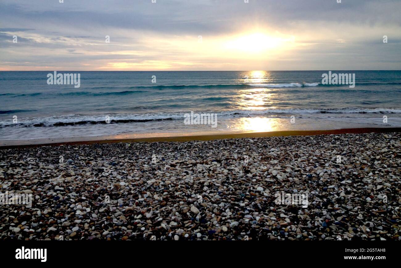 Vista dell'alba sul Mar Mediterraneo Foto Stock