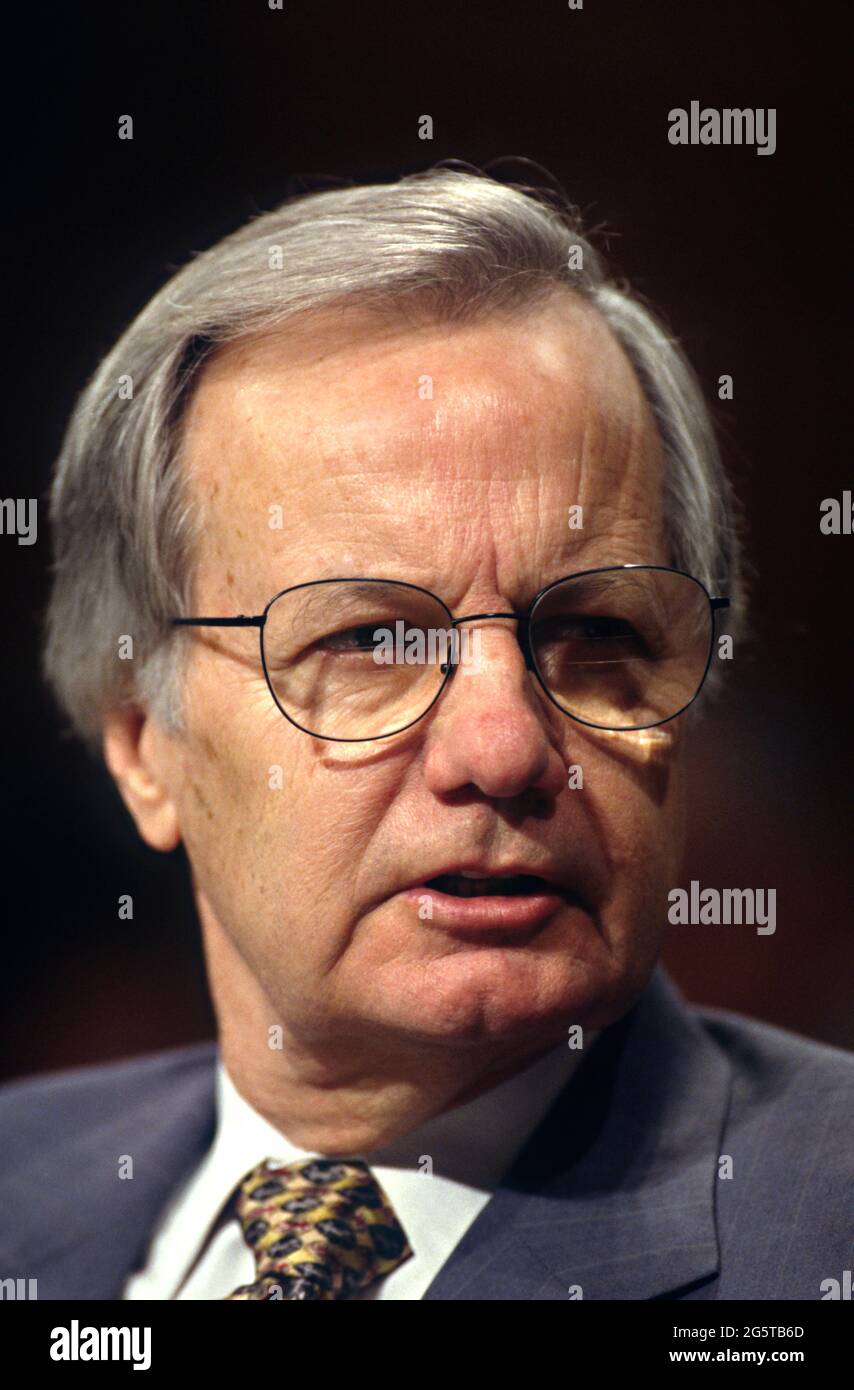 Washington, DC, Stati Uniti. 24 marzo 1998. Il giornalista Bill Moyers testimonia della tossicodipendenza e dell'alcol davanti a una sottocommissione del Senato sulla salute del lavoro e i servizi umani 24 marzo 1998 a Washington, D.C. Foto Stock