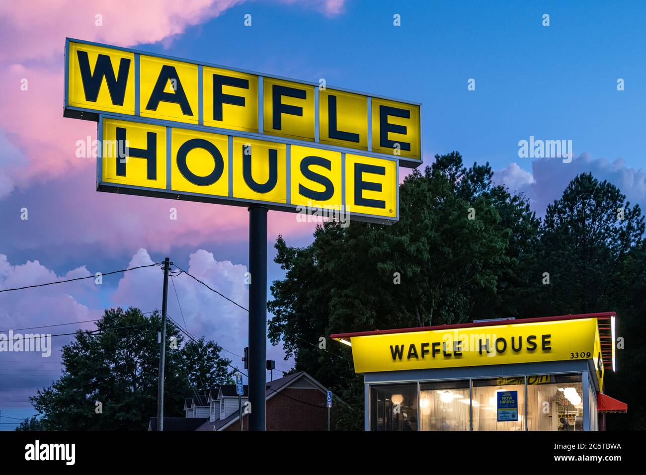 Waffle House 24/7/365 ristorante al tramonto in Snellville, Georgia. (USA) Foto Stock
