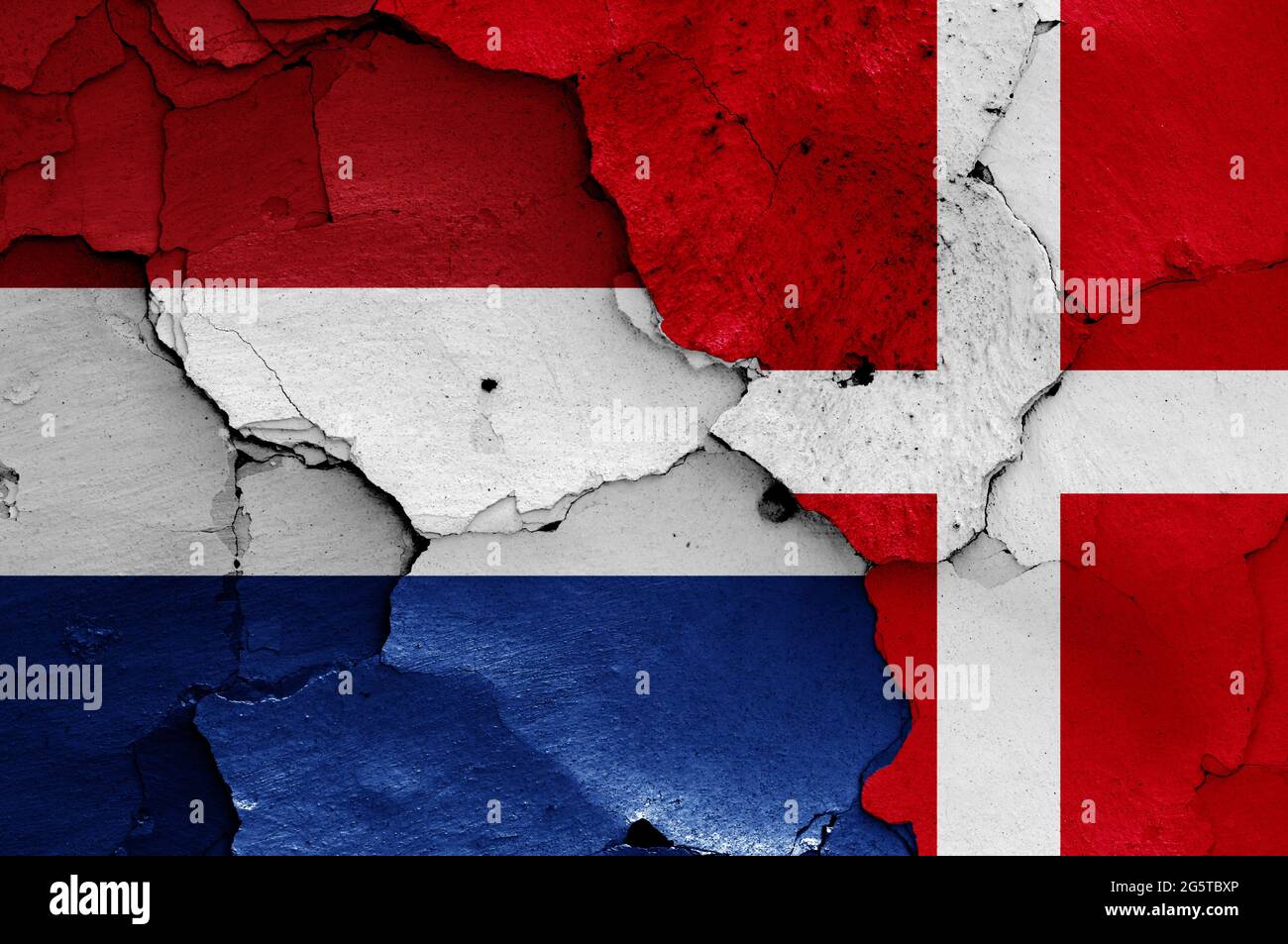Bandiere dei Paesi Bassi e della Danimarca dipinte su pareti incrinate Foto Stock