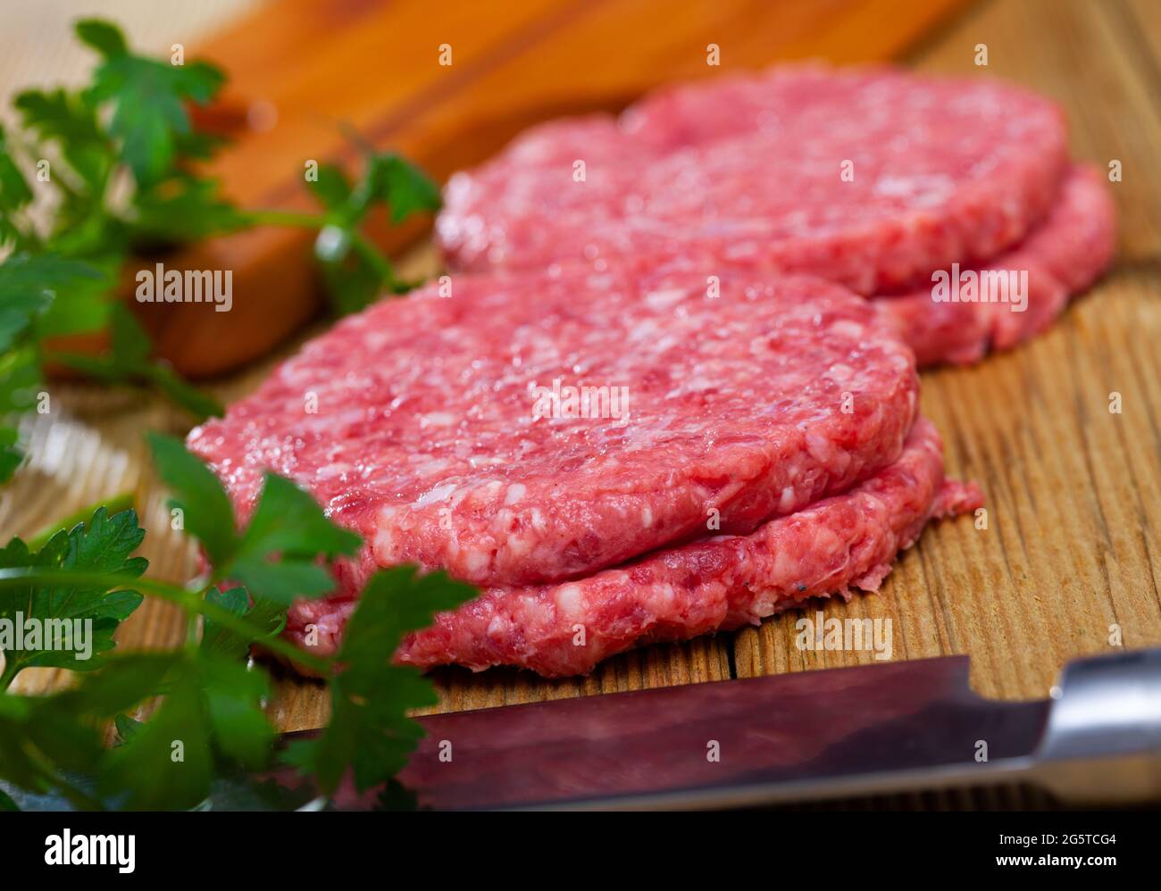 Polpettine di carne grezza macinata Foto Stock