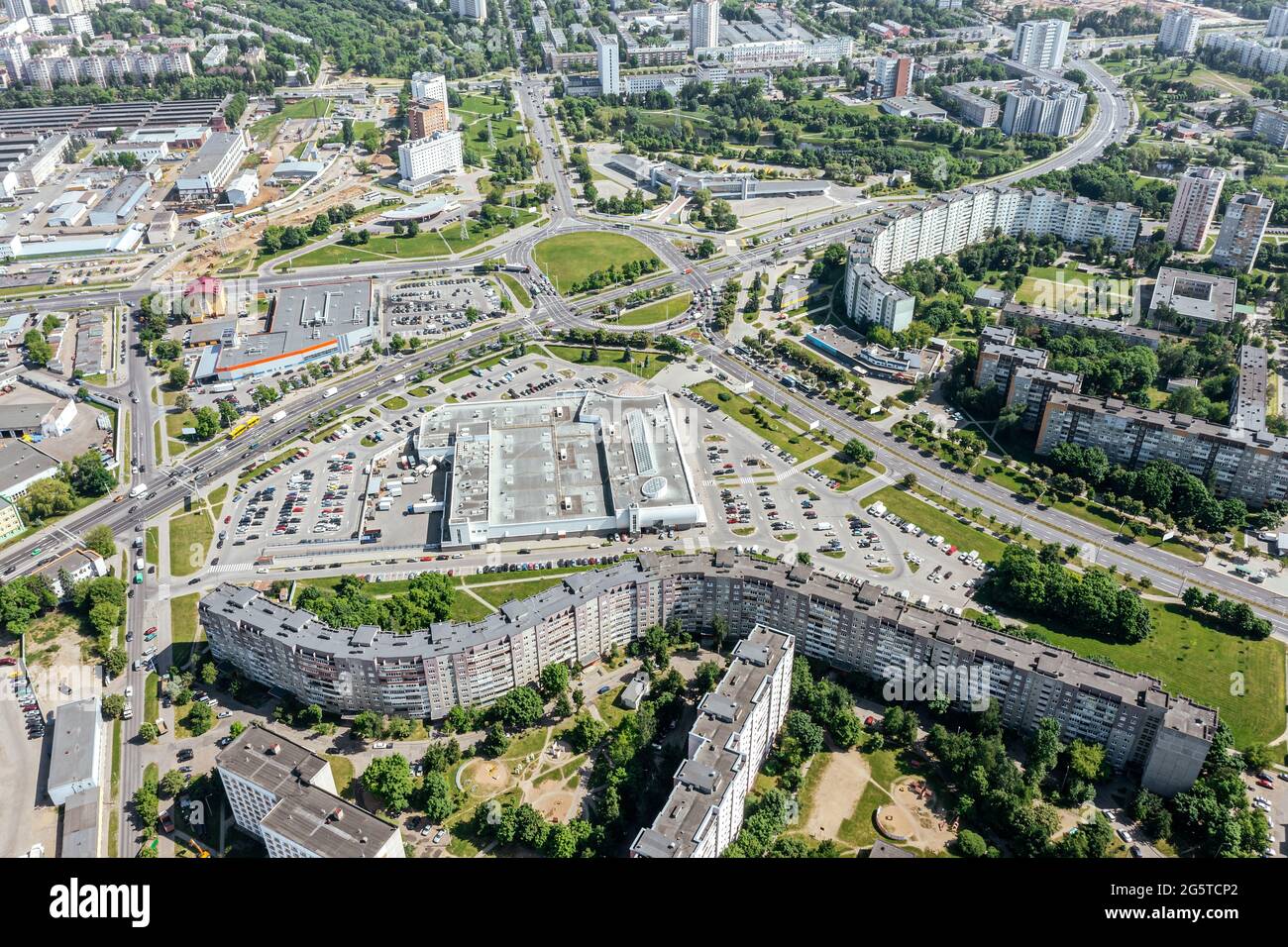 Vista aerea panoramica del moderno quartiere residenziale, incrocio stradale, centri commerciali e parcheggi nella città di Minsk, Bielorussia Foto Stock