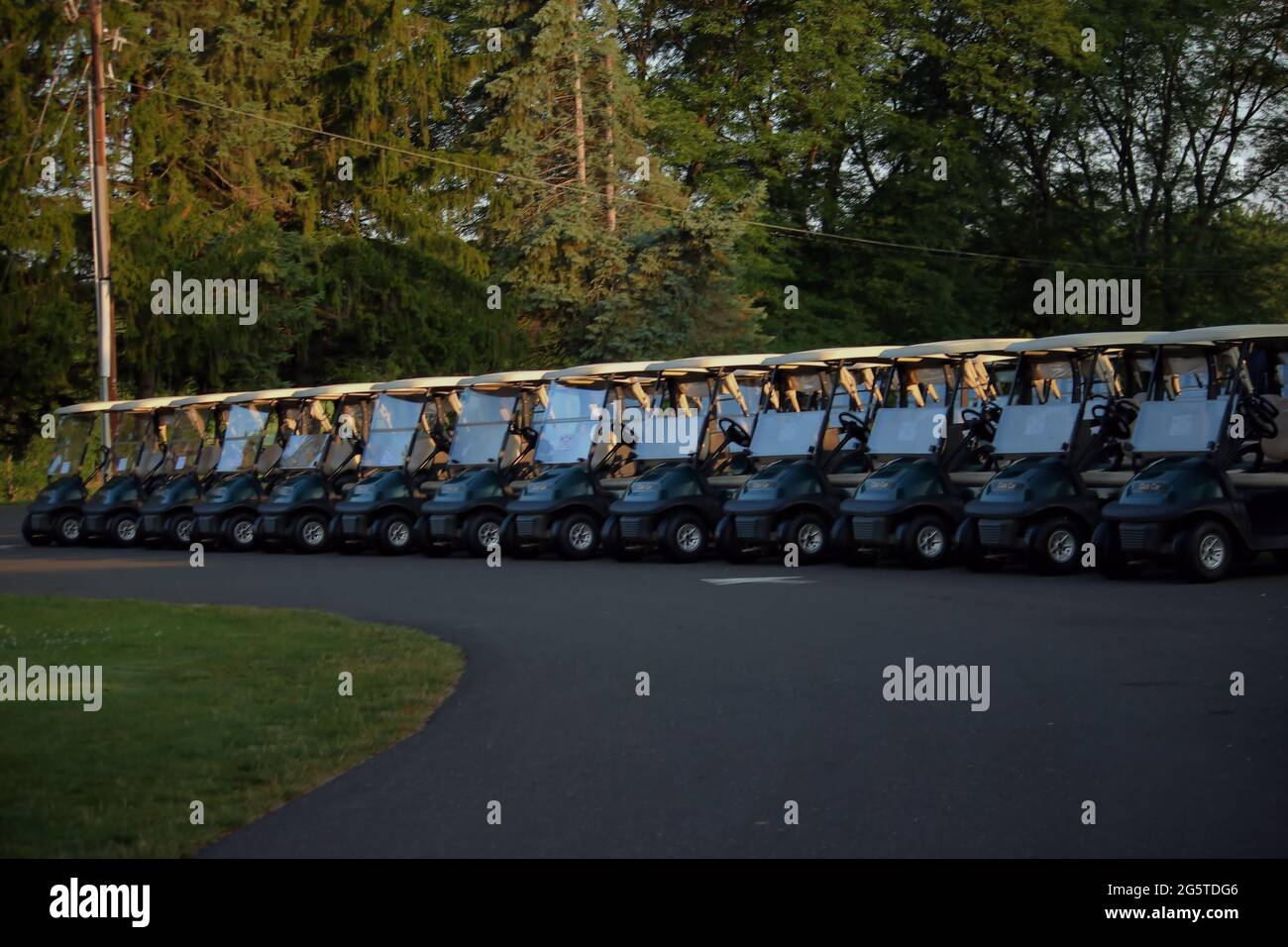 Una linea di carrelli da golf pronti per i golfers a giocare il torneo Foto Stock
