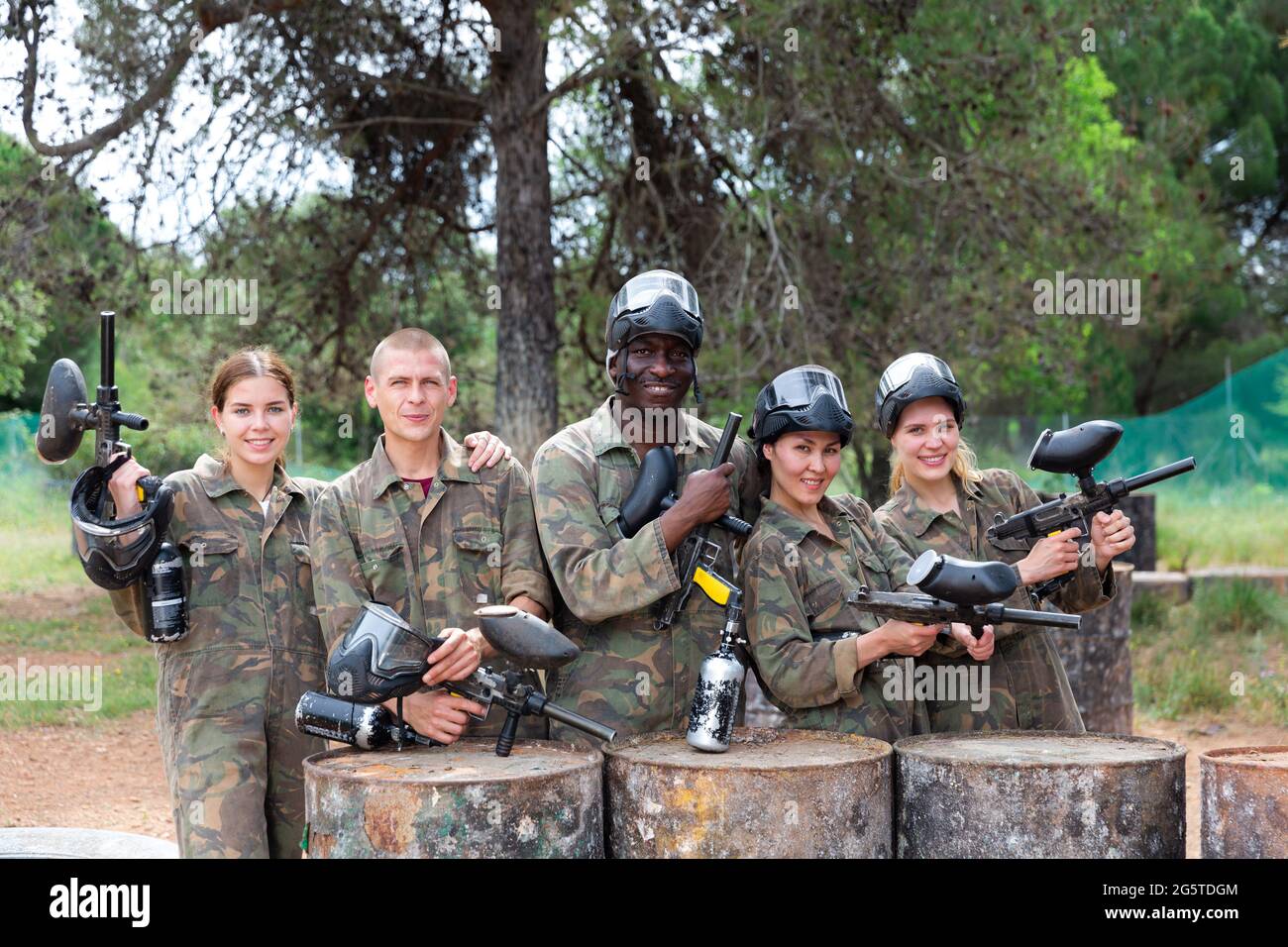 Ritratto di gruppo di giocatori di paintball con pistole marker Foto Stock