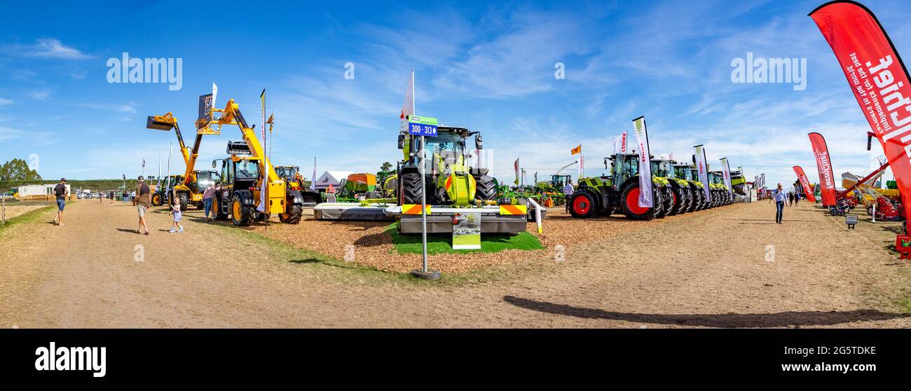 Kirwee, Canterbury, Nuova Zelanda, marzo 26 2021: Il sito del Claas Harvest Center al Field Days, che espone trattori, JCB e attrezzature agricole Foto Stock