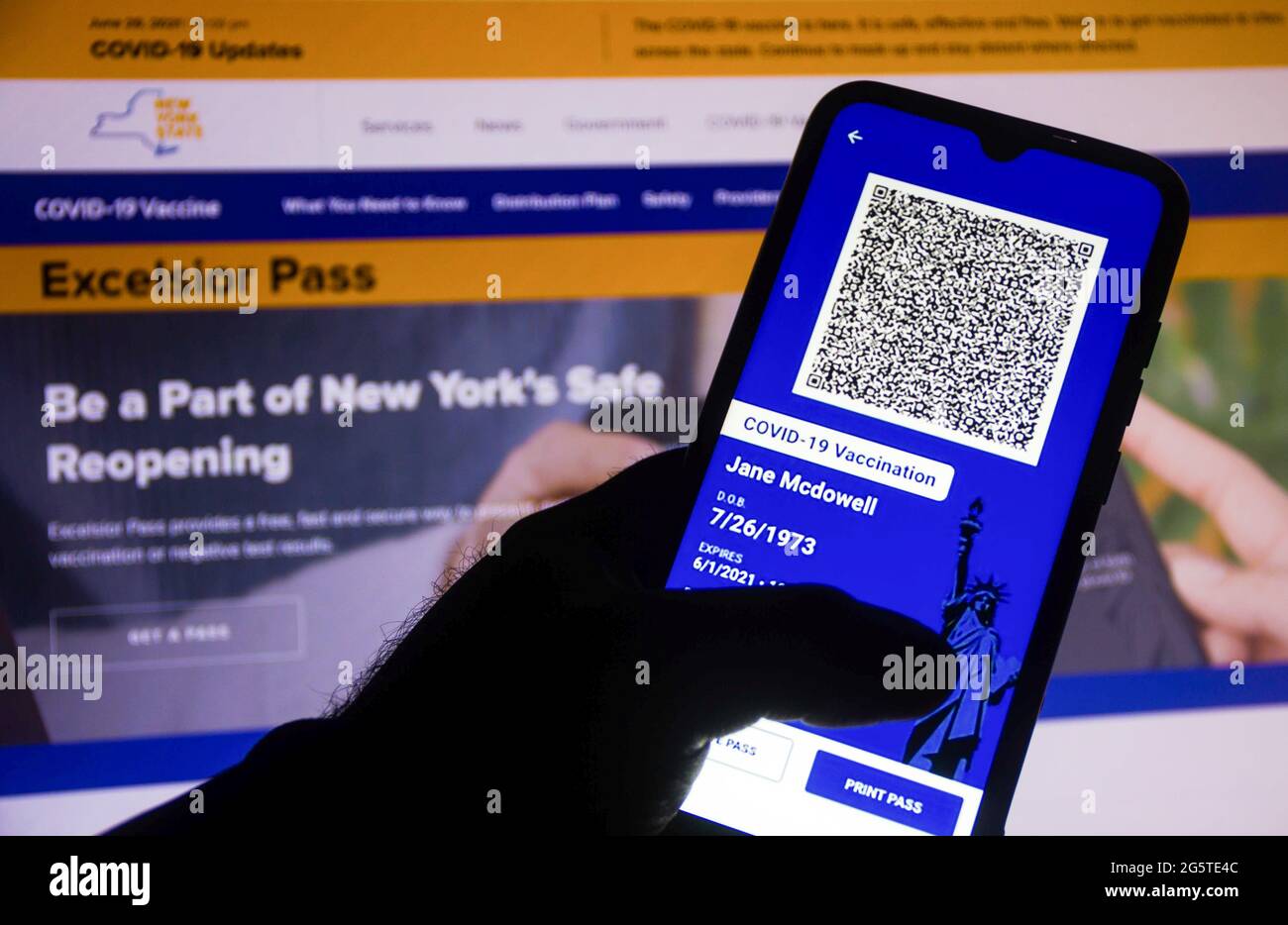 In questa illustrazione fotografica, l'app Excelsior Pass fornisce una prova digitale della vaccinazione COVID-19 o risultati negativi visualizzati sullo schermo dello smartphone. Credit: SOPA Images Limited/Alamy Live News Foto Stock