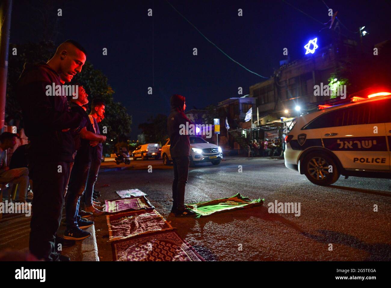 Gerusalemme, Israele. 29 giu 2021 . Il 29 giugno la polizia israeliana aveva rimosso i checkpoint alle entrate del quartiere Sheikh Jarrah. Dopo sei settimane l'ingresso al neigerbhoog non fu limitato, il che portò a scontri tra palestinesi e coloni ebrei, dispersi dalla polizia. (Foto di Matan Golan/ Alamy Live News) Foto Stock