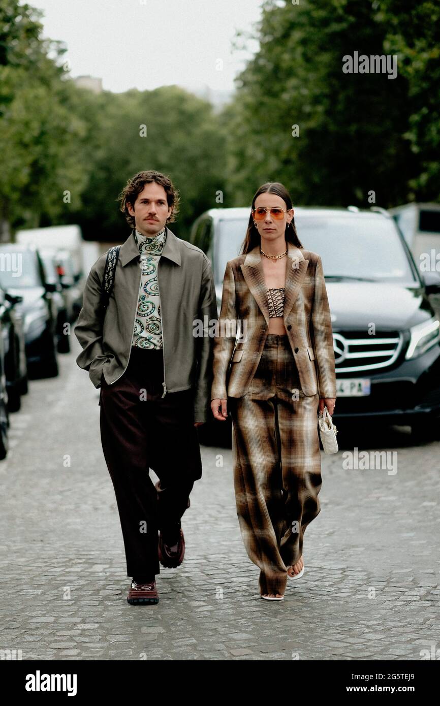 Street Style, Alice Barbier e JS Roques (Jaimetoutcheztoi) arrivano alla  mostra di abbigliamento maschile della Primavera Estate 2022 di Dior,  tenutasi a Place Vauban, Parigi, Francia, il 25 giugno 2021. Foto di
