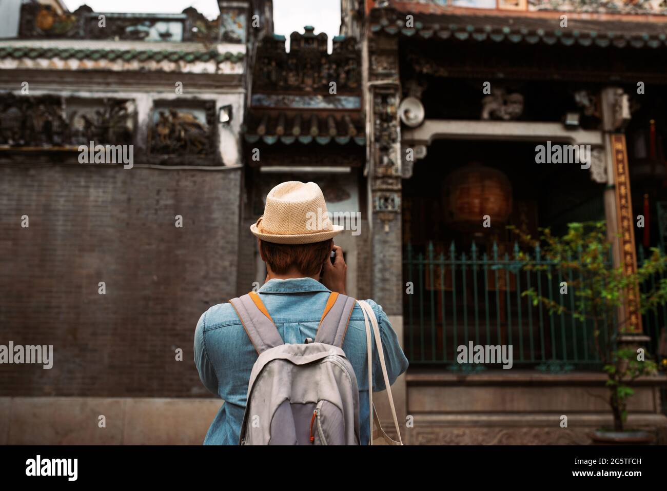 Ha portato la borsa e ha tenuto la fotocamera in su per scattare una foto. Foto Stock
