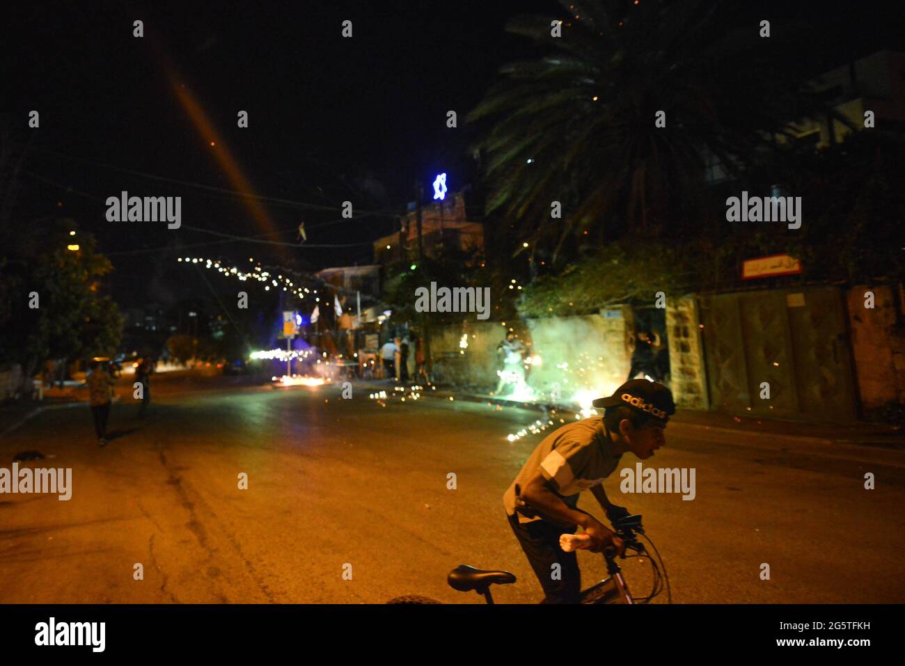 Gerusalemme, Israele. 29 giu 2021 . Il 29 giugno la polizia israeliana aveva rimosso i checkpoint alle entrate del quartiere Sheikh Jarrah. Dopo sei settimane l'ingresso al neigerbhoog non fu limitato, il che portò a scontri tra palestinesi e coloni ebrei, dispersi dalla polizia. (Foto di Matan Golan/ Alamy Live News) Foto Stock