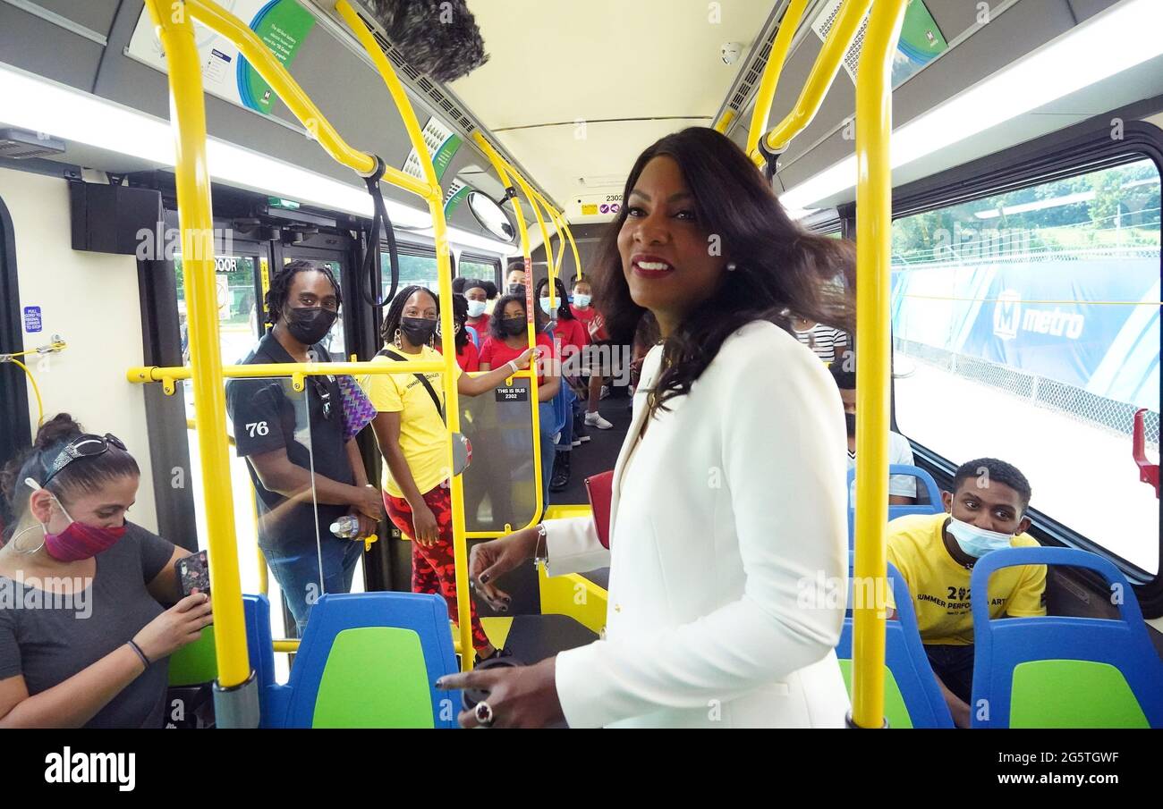 St. Louis, Stati Uniti. 30 giugno 2021. Il sindaco di St. Louis, Tishaura Jones, fa un tour di uno dei 18 nuovi autobus elettrici che la Metro mette in servizio a St. Louis martedì 29 giugno 2021. I nuovi autobus si estendono per 60 metri e vengono forniti con un prezzo di 1.33 milioni di dollari ciascuno. L'intera flotta sarà composta da autobus elettrici o non inquinanti entro il 2045. Photo by Bill Greenblatt/UPI Credit: UPI/Alamy Live News Foto Stock