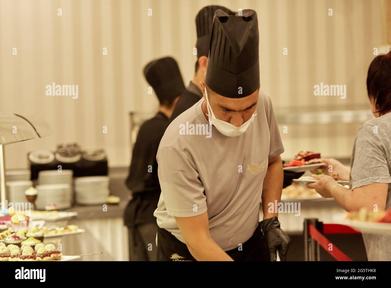 Kemer, Turchia - Maggio, 25: Buffet al ristorante, catering food party: Servizio di persone che raccolgono cibo. Foto Stock