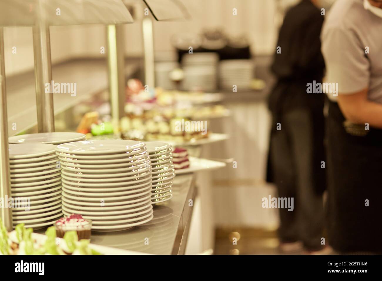 Kemer, Turchia - Maggio, 25: Buffet al ristorante, catering food party: Servizio di persone che raccolgono cibo. Foto Stock