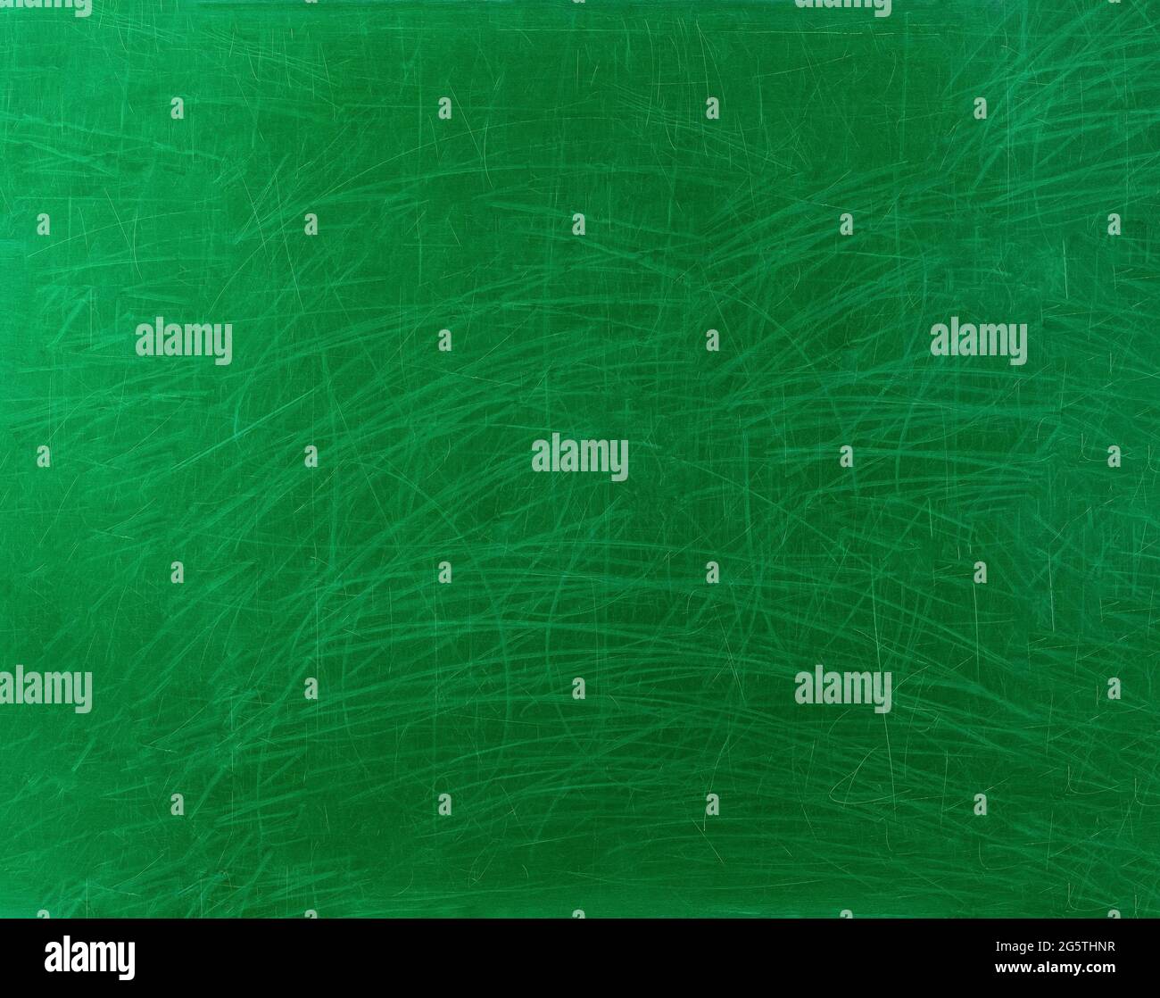 Lavagna della vecchia scuola graffiata in verde. Con tracce di vernice usurata e graffi di gesso. Sfumatura dal bordo al centro. Sfondo. Foto Stock