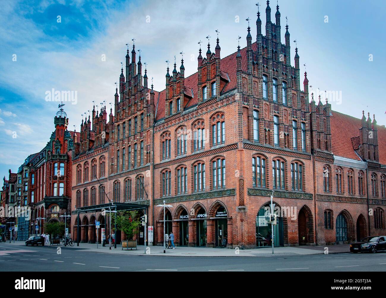 HANNOVER, GERMANIA. 19 GIUGNO 2021. Vecchio Municipio e Chiesa del mercato nel quartiere della Città Vecchia Foto Stock