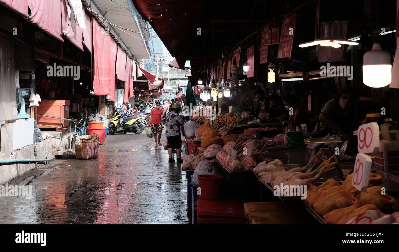 Klong Toey Market Wholesale Wet Market Bangkok Thailandia il più grande centro di distribuzione alimentare nel sud-est asiatico Foto Stock