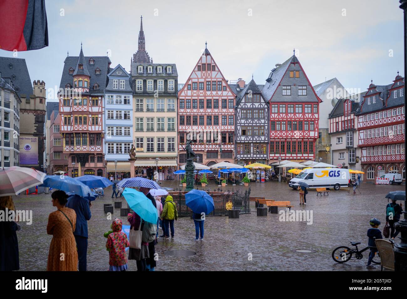 Reisen, Architektur, Deutschland, Hessen, Francoforte sul meno, Römer, giugno 24. Der Frankfurter Römer Berg, Sitz der Stadverwaltung Frankfurt, bei Regen Foto Stock