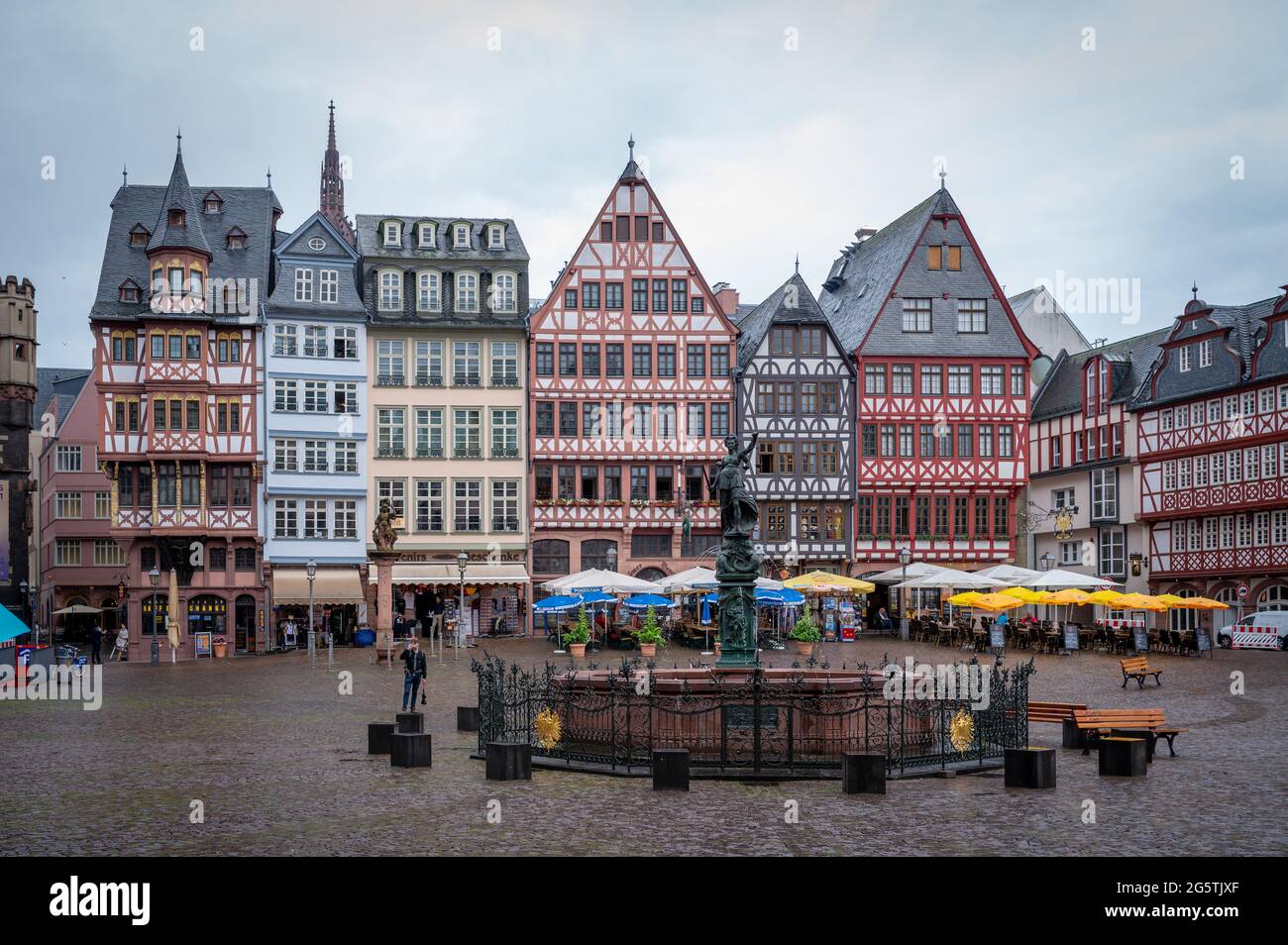 Reisen, Architektur, Deutschland, Hessen, Francoforte sul meno, Römer, giugno 24. Der Frankfurter Römer Berg, Sitz der Stadverwaltung Frankfurt, bei Regen Foto Stock