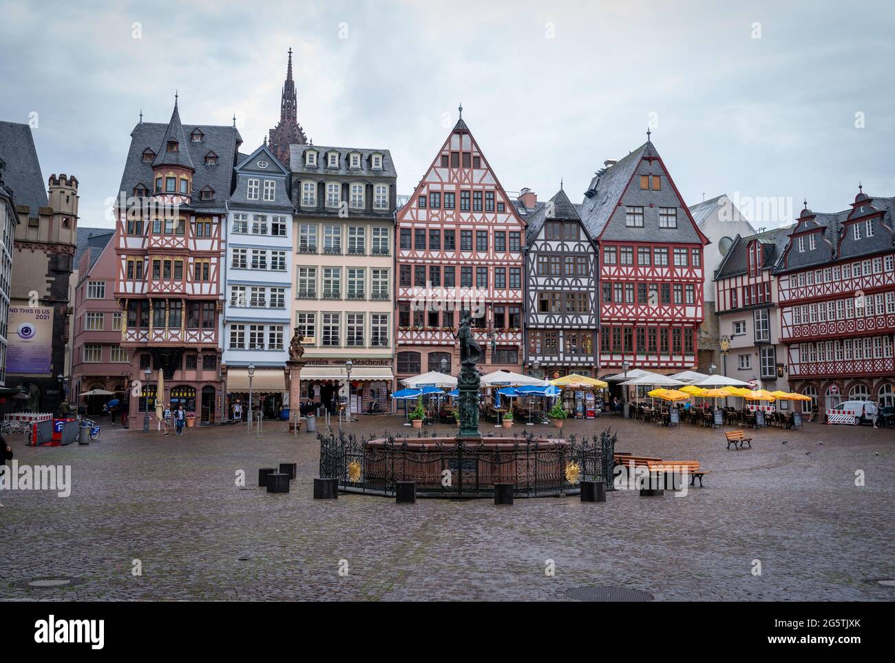 Reisen, Architektur, Deutschland, Hessen, Francoforte sul meno, Römer, giugno 24. Der Frankfurter Römer Berg, Sitz der Stadverwaltung Frankfurt, bei Regen Foto Stock