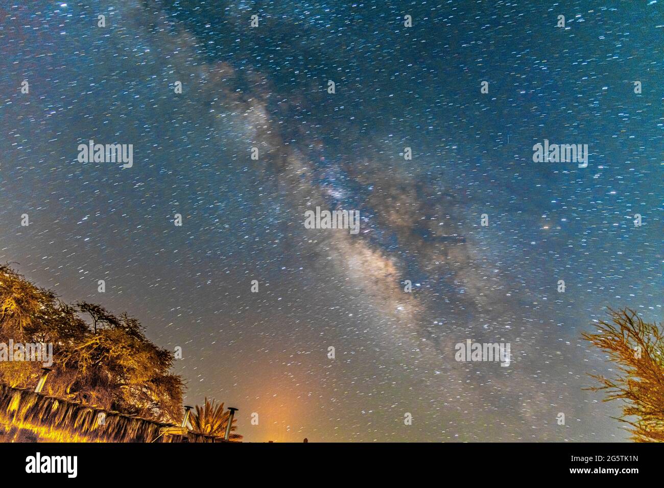 Lunga esposizione alle stelle che causano tracce di luce. La galassia della Via Lattea. Nizana, Israele. Foto di alta qualità Foto Stock