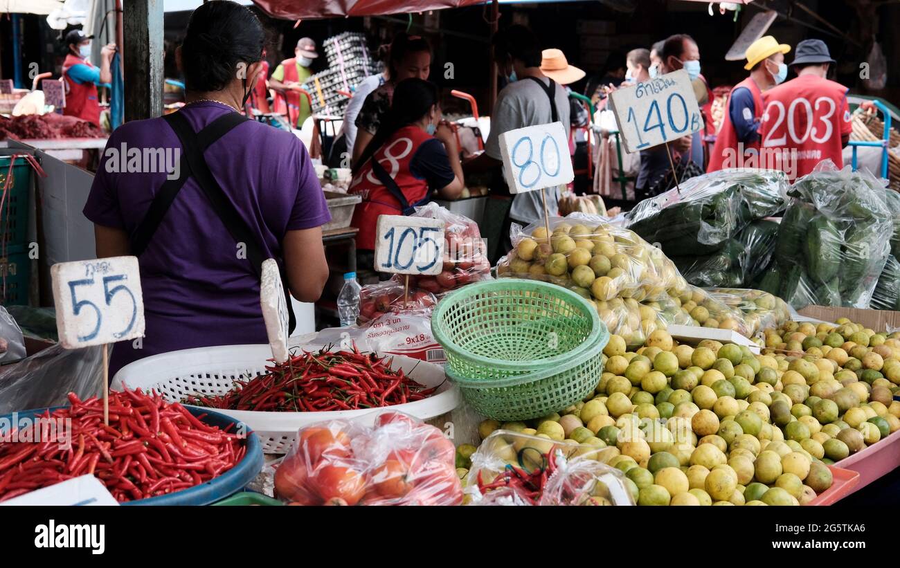Klong Toey Market Wholesale Wet Market Bangkok Thailandia il più grande centro di distribuzione alimentare nel sud-est asiatico Foto Stock